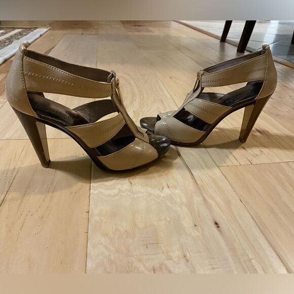 Michael Kors Berkeley T strap patent beige sandal in size 6.5 - Picture 3 of 14